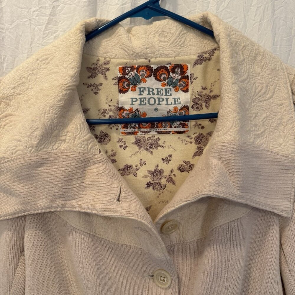 Free People Women’s Size 6 Blush Ivory Textured Collar Button Up Sweater Jacket - Picture 2 of 12